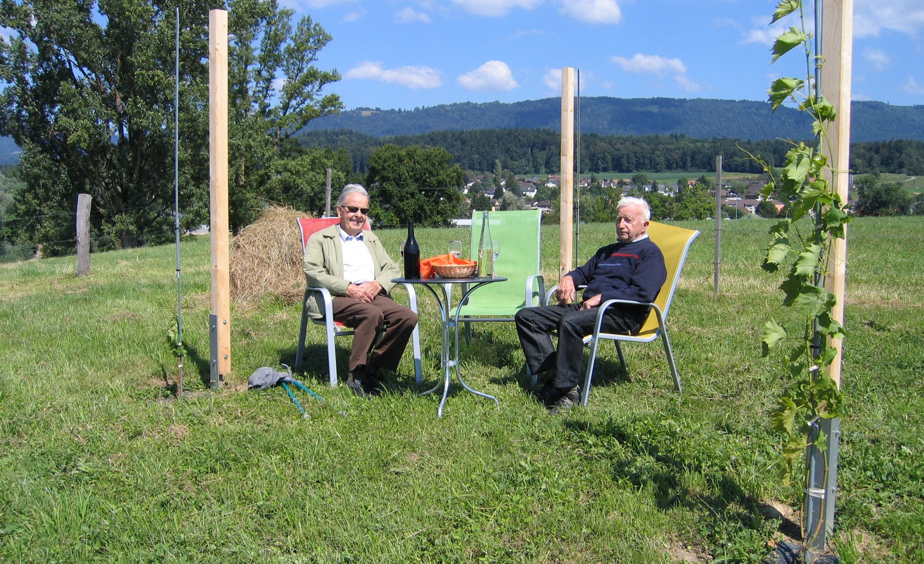 2016, hoher Besuch aus Scheuren, Armin Mühlheim und Hans Minder beim Apero